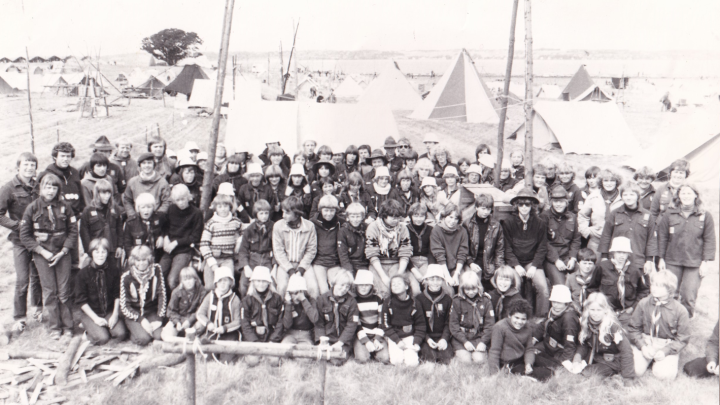 Fælleslejrbillede fra Lerchenborglejren 1980 med Leonora Christina Gruppe og 1. Maribo trop samt tyske spejdere